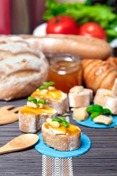Bruschetta met kaas, honing, walnoten en basilicum verspreiden Stockfoto