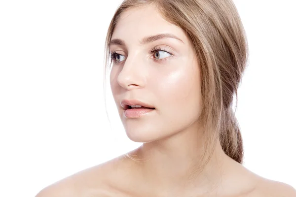 Hermosa modelo dama con maquillaje natural y cabello rubio estudio de fotos de moda sobre fondo blanco, piel perfecta — Foto de Stock