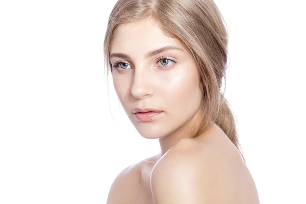Prachtige model dame met natuurlijke make-up en blonde haren studio mode geschoten op witte achtergrond, perfecte huid Stockfoto