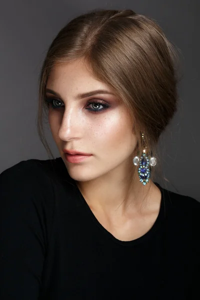 Studio mode porträtt av ung vacker dam på mörk bakgrund. Royaltyfria Stockbilder
