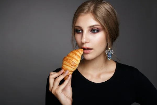 Studio mode portret van jonge mooie dame op donkere achtergrond — Stockfoto