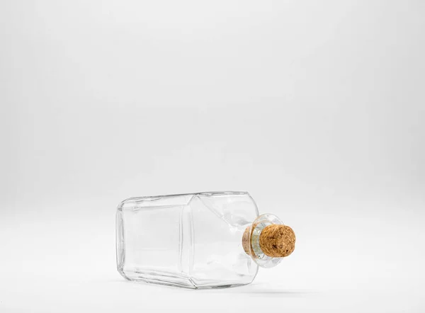 Κενό Γυάλινο Μπουκάλι Κλειστό Καπάκι Από Φελλό Που Απομονώνεται Λευκό — Φωτογραφία Αρχείου