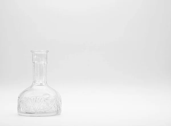 白い背景に一つの空のガラスカフェ 透明なボトルだ 垂直滞在無色の瓶の正面図 — ストック写真
