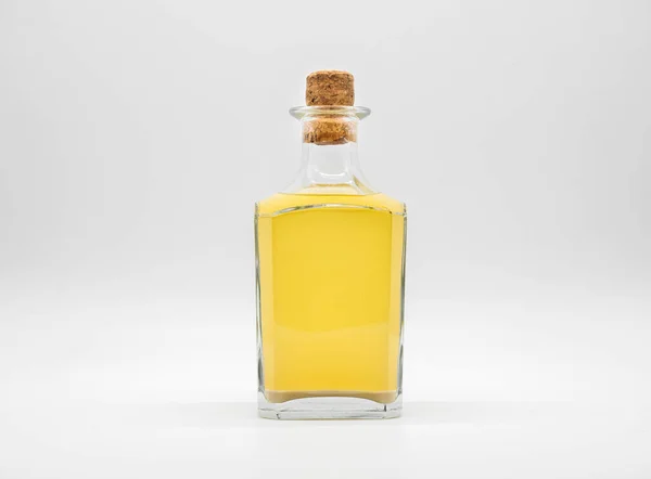 Butelka Szklana Napojem Alkoholowym Zamknięta Korkowym Wieczkiem Białym Tle Przezroczysta — Zdjęcie stockowe