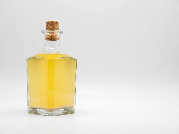 Butelka Szklana Napojem Alkoholowym Zamknięta Korkowym Wieczkiem Białym Tle Przezroczysta — Zdjęcie stockowe
