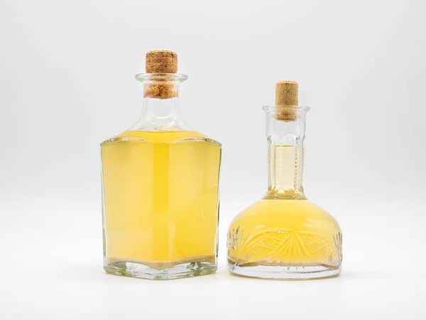Napoje Alkoholowe Szklanej Karafce Szklanej Butelce Zamykane Korkowymi Zakrętkami Wyizolowanymi — Zdjęcie stockowe