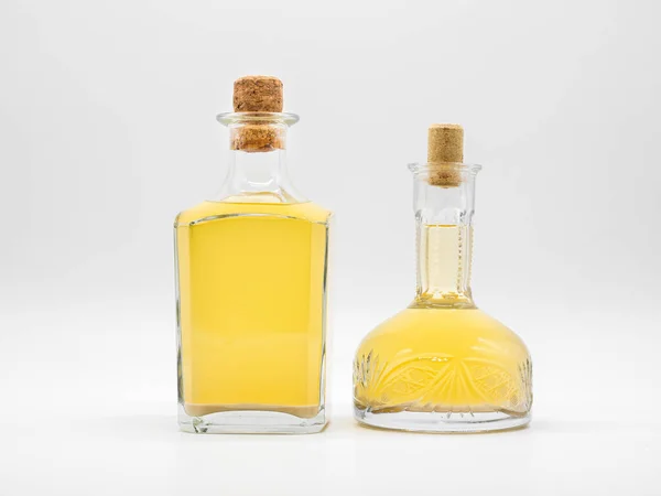 Napoje Alkoholowe Szklanej Karafce Szklanej Butelce Zamykane Korkowymi Zakrętkami Wyizolowanymi — Zdjęcie stockowe