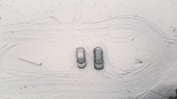 Vol Vertical Dessus Des Voitures Gelées Hiver Sur Clairière Forestière — Video