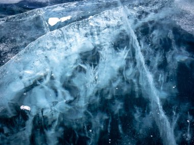 Sibirya 'daki donmuş bir Baykal gölünün kalın katı buz tabakasındaki çatlaklar ağı (Rusya)