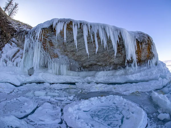 고드름들은 러시아 시베리아의 얼어붙은 바이칼호의 매달려 얼어붙은 — 스톡 사진
