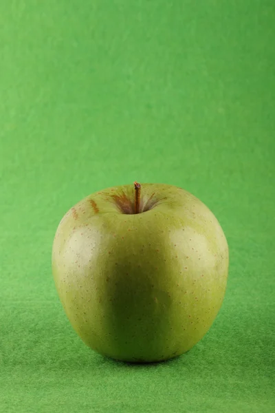 yeşil zemin üzerine yeşil elma