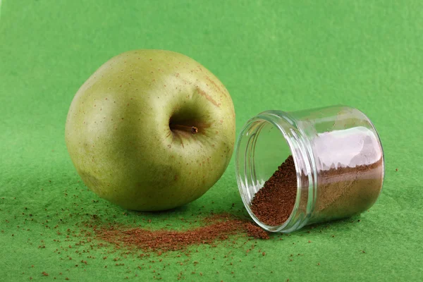 Yeşil elma tarçın ile