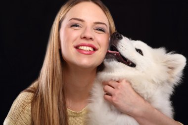 Bir genç kızın yüzü yalama köpek