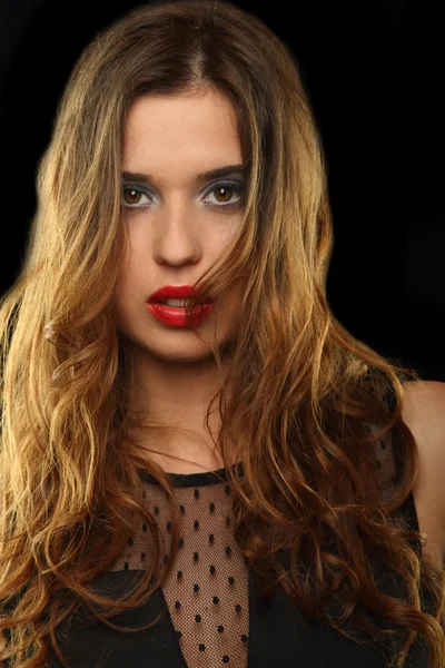 Kırmızı ruj ile kız