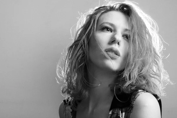 Siyah beyaz portre bir kızın 02