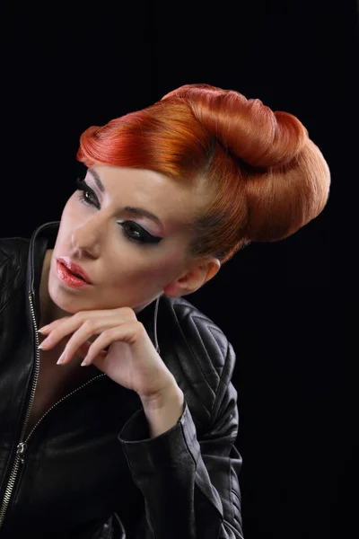 Flicka med orange hår i en skinnjacka — Stockfoto