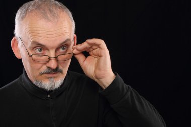 Gözlüklü bir adamın portresi