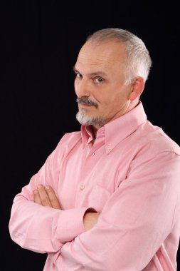bir pembe gömlek poz içinde adam