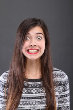 Geniş bir gülümseme ile genç kız