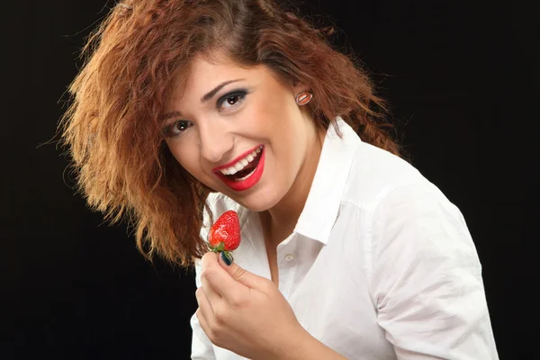 çilek ile güzel bir kadın