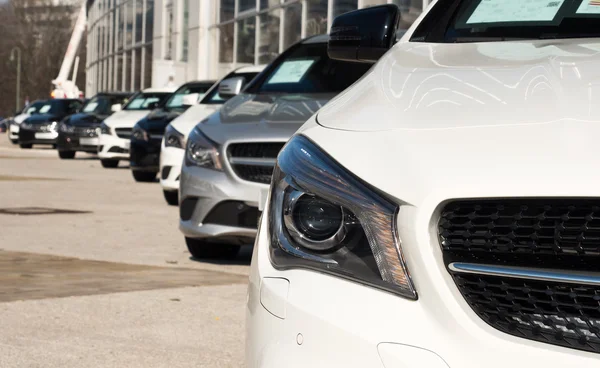 Coches en una fila diagonal — Foto de Stock