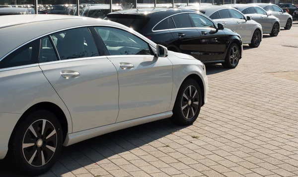 Coches en una fila diagonal — Foto de Stock