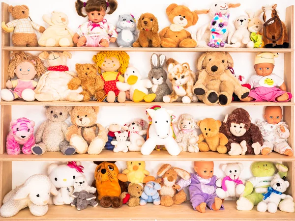 Animales de peluche en el estante — Foto de Stock