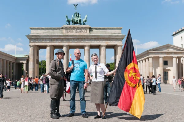 Touristes devant la Porte de Brandebourg Berlin — Photo