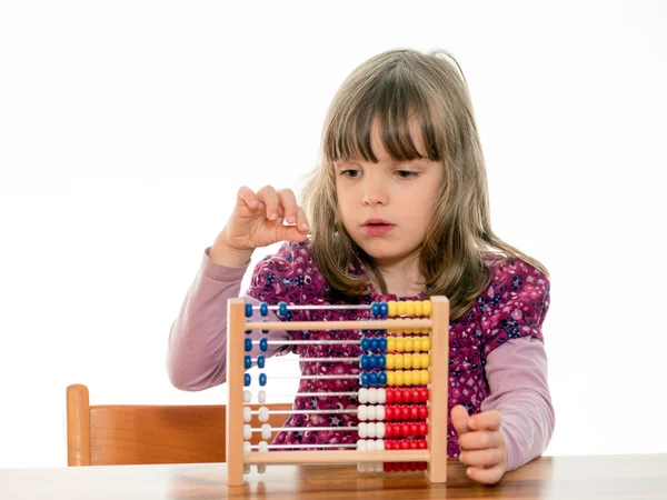 Kind zählt mit Abakus — Stockfoto