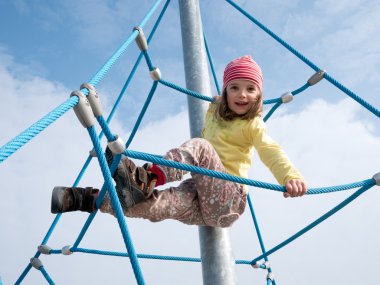 Çerçeve tırmanma üzerinde çocuk