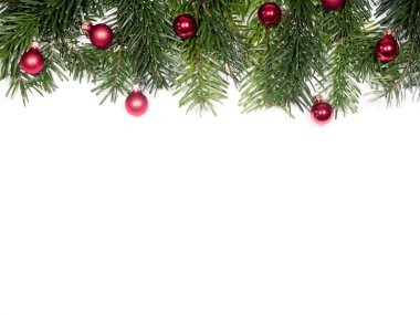 Noel ağacı topları ile izole çam dalları