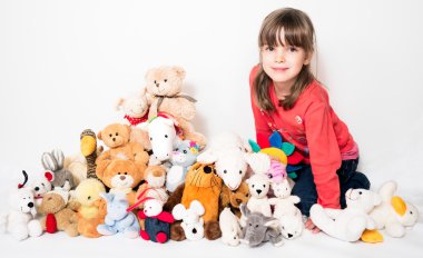 Çocuk ile pelüş hayvanlar