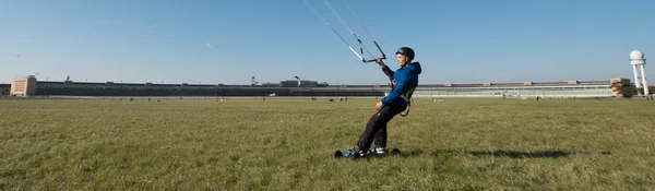 Kitesurfer auf dem Flughafen Tempelhof — Stockfoto