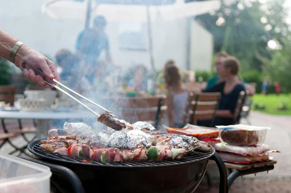 Family grilling — Stock Photo, Image