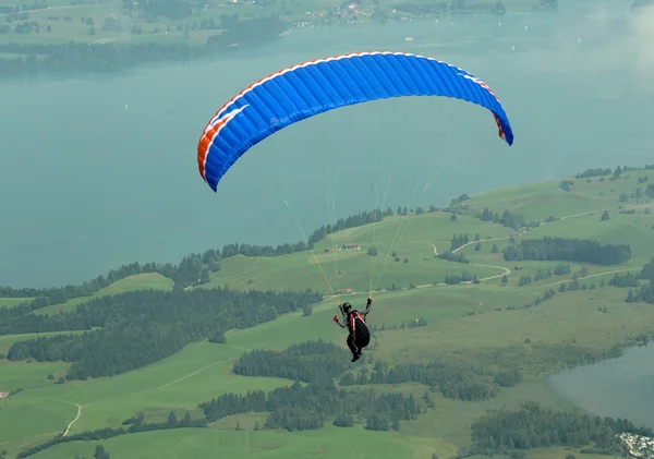 Gleitschirmfliegen in den Alpen — Stockfoto