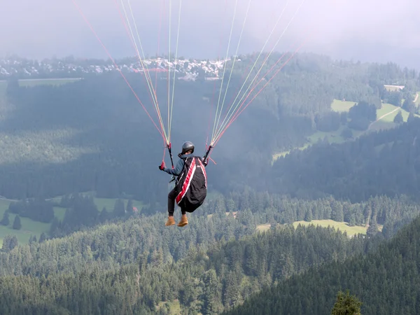 Gleitschirmfliegen in den Alpen — Stockfoto