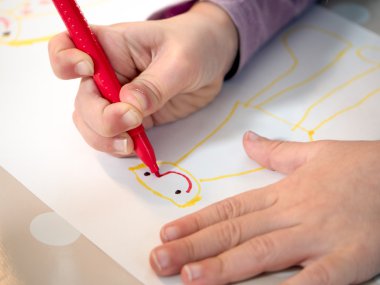 çocuk bir resim çizer.