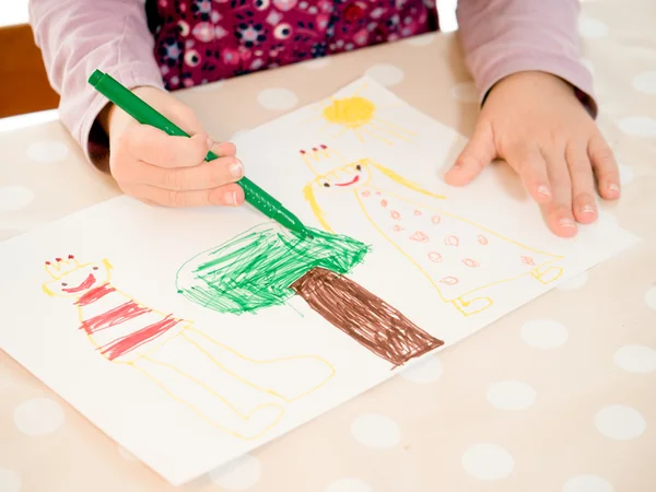 Kind schetst een beeld — Stockfoto