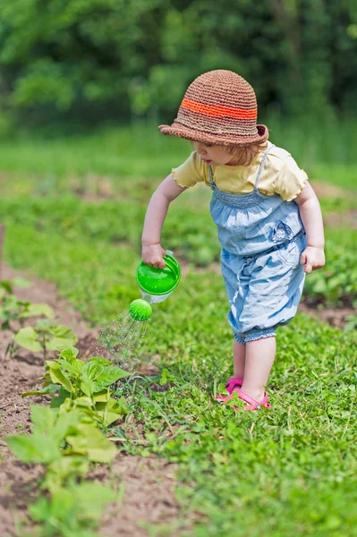 孩子与浇注蔬菜的帽子 — 图库照片