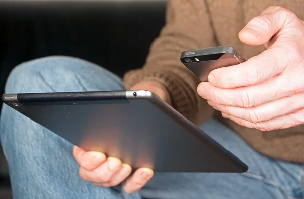 Hands holding tablet and smartphone — Stock Photo, Image