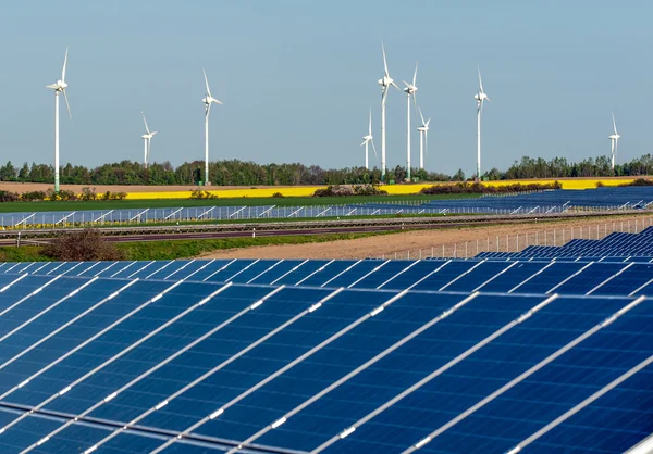Větrné turbíny a solární panely — Stock fotografie