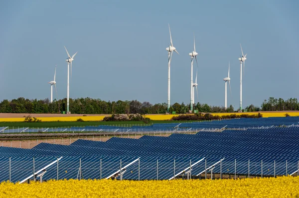 Větrné turbíny a solární panely — Stock fotografie