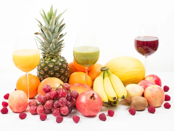 Fruits tropicaux avec jus de fruits — Photo