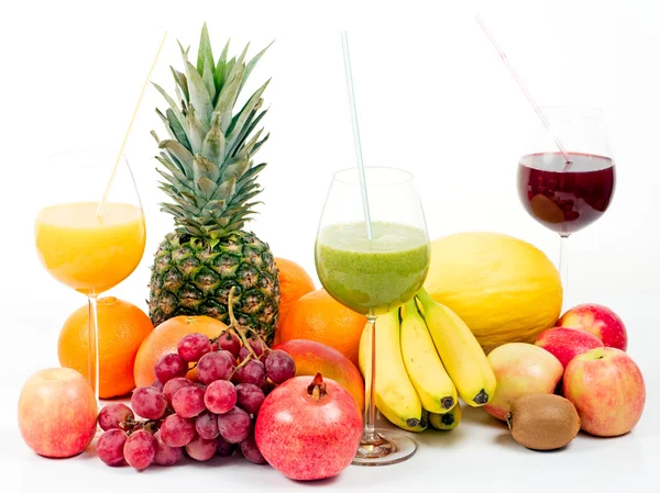 Frutas tropicales con zumos de frutas Fotos de stock libres de derechos