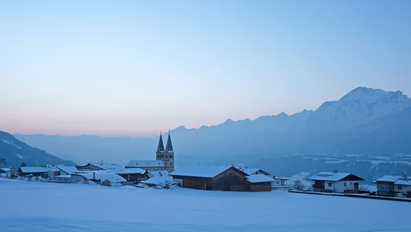 Kirche in Tirol mit Alpen — Stockfoto