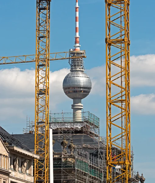 Tour de télévision de Berlin avec grues de bâtiment — Photo