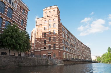 kıyısında yaşayan