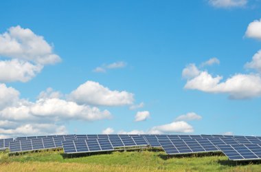 güneş panelleri mavi gökyüzü altında