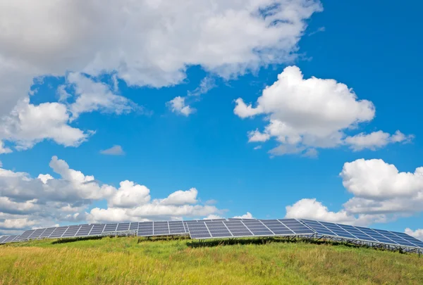 Paneles solares bajo un cielo azul — Foto de Stock