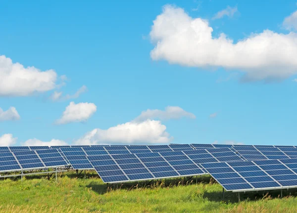 Paneles solares bajo un cielo azul Imagen de archivo